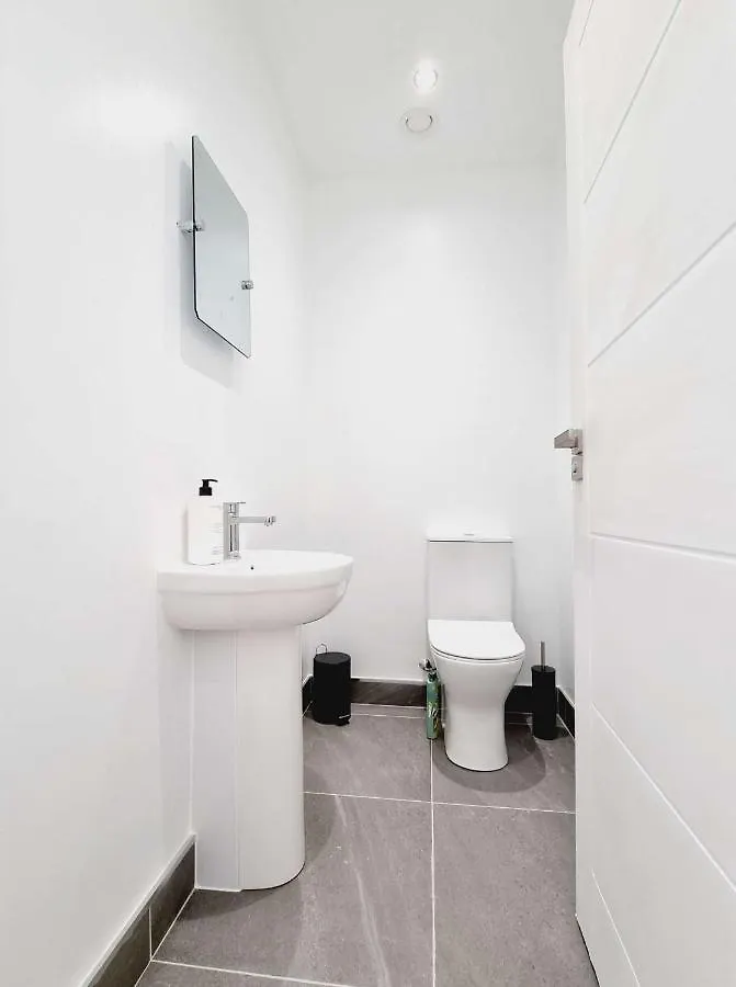 Lmk, 2 Bedroom Apartment, With Roof Terrace, Free Parking, Ev Charger, Great Location. Belfast