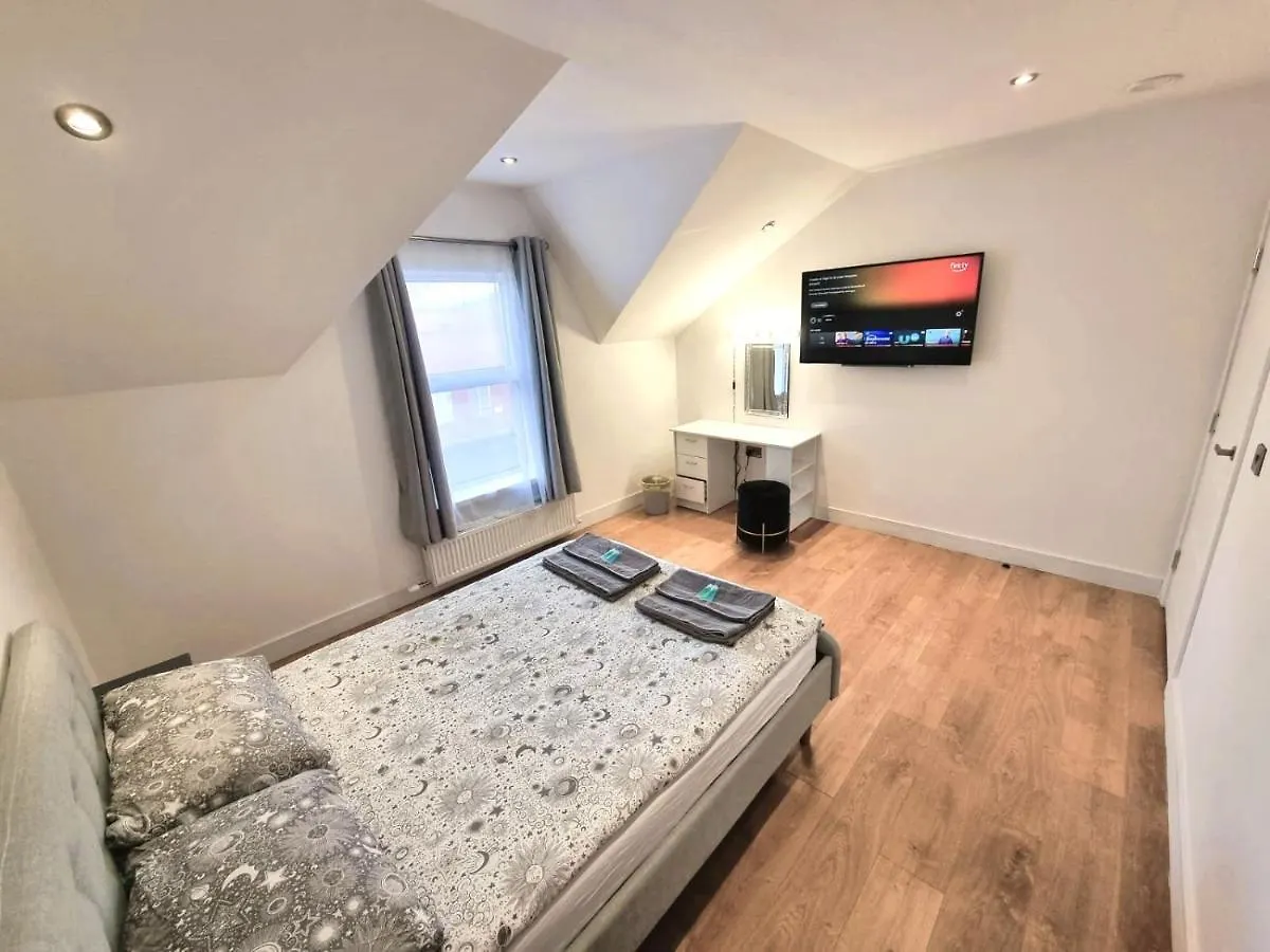 Lmk, 2 Bedroom Apartment, With Roof Terrace, Free Parking, Ev Charger, Great Location. Belfast 0*,  United Kingdom