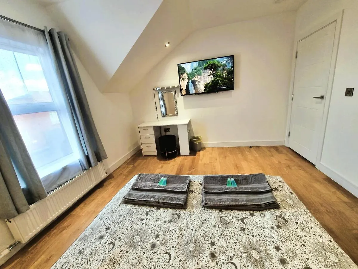 Lmk, 2 Bedroom Apartment, With Roof Terrace, Free Parking, Ev Charger, Great Location. Belfast Apartment