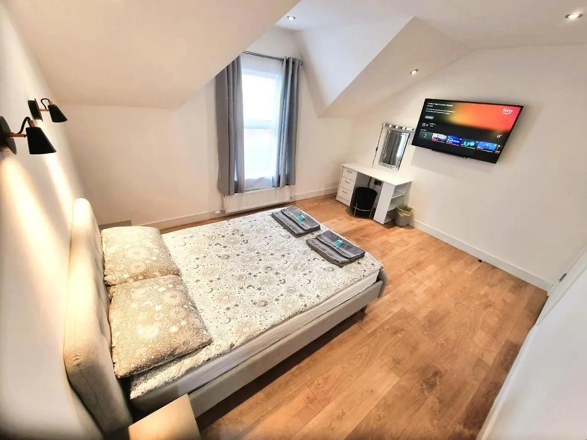 Apartment Lmk, 2 Bedroom Apartment, With Roof Terrace, Free Parking, Ev Charger, Great Location. Belfast