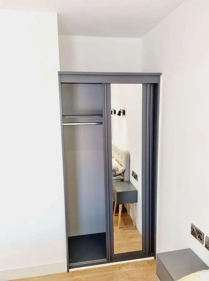 Lmk, 2 Bedroom Apartment, With Roof Terrace, Free Parking, Ev Charger, Great Location. 贝尔法斯特
