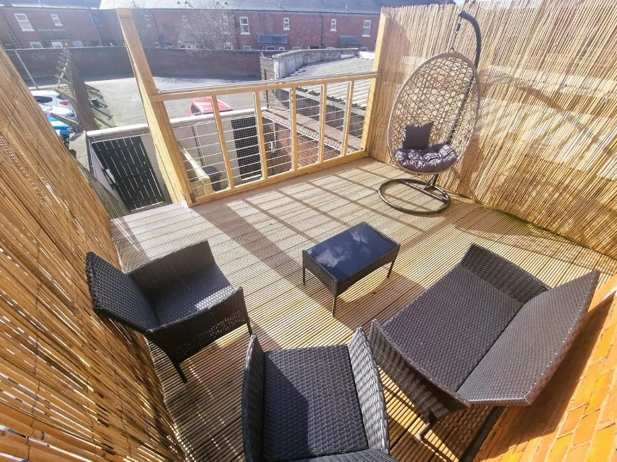 Lmk, 2 Bedroom Apartment, With Roof Terrace, Free Parking, Ev Charger, Great Location. 贝尔法斯特